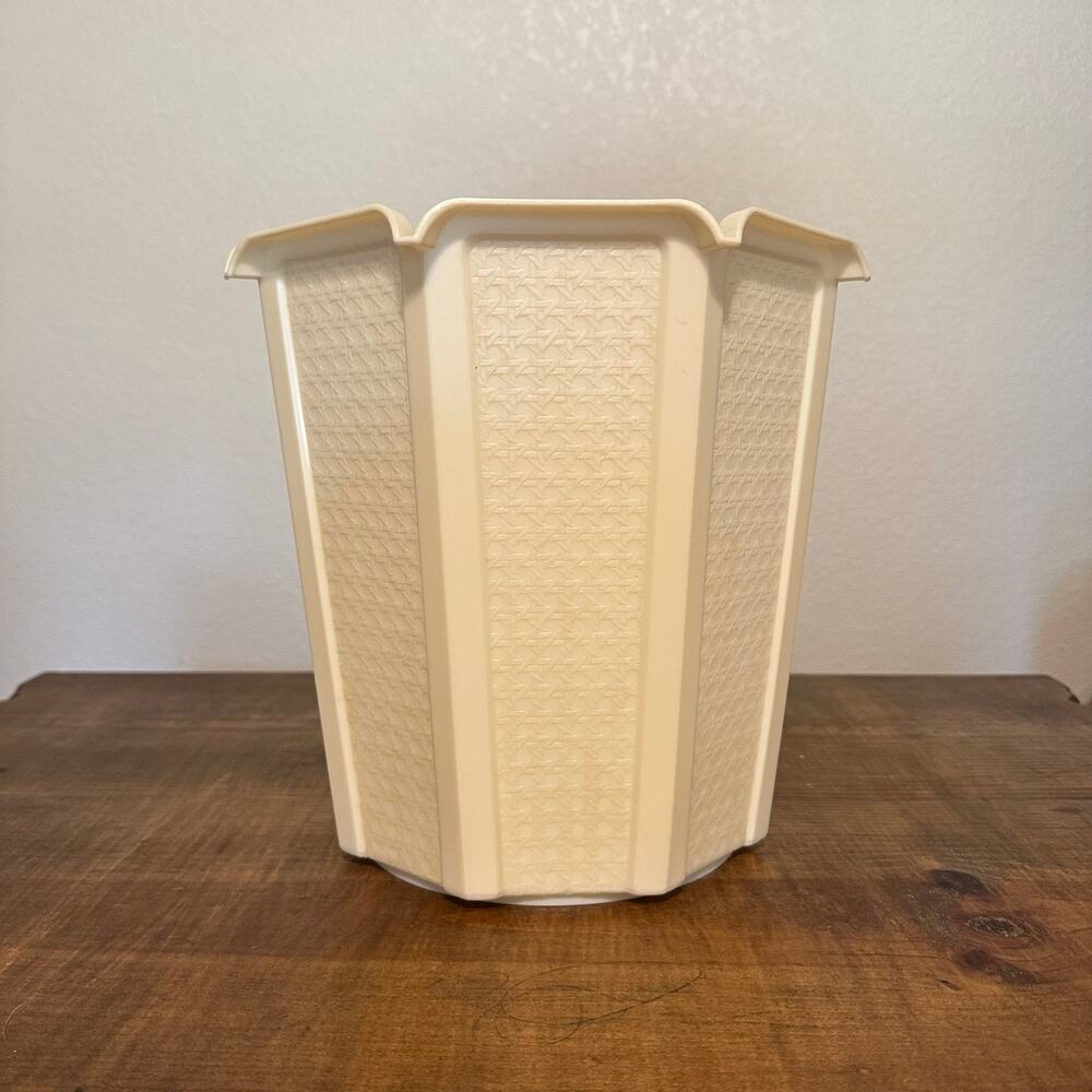 Rubbermaid Ivory Plastic Basketweave Wastebasket Trash Can Bathroom Office Vtg